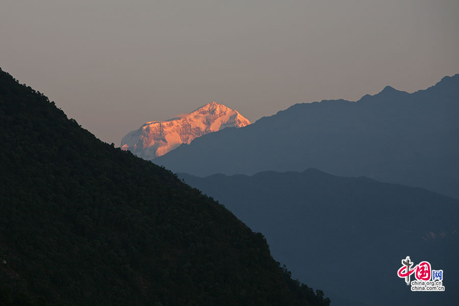 喜马拉雅群山的顶端正被相继点燃