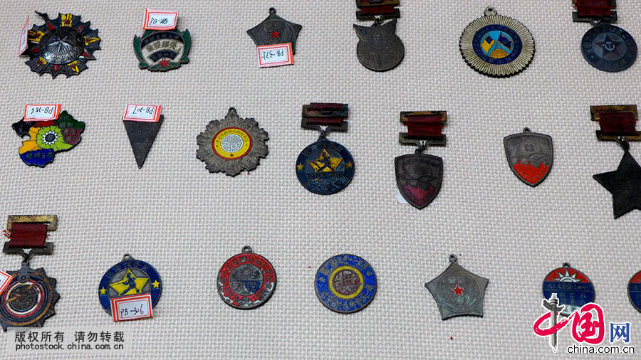 图为北抗战军民获得的纪念章。中国网图片库 董年龙 摄