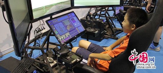 学生模拟开飞机