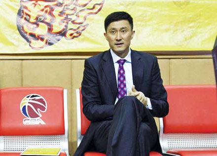 广东男篮主教练杜峰
