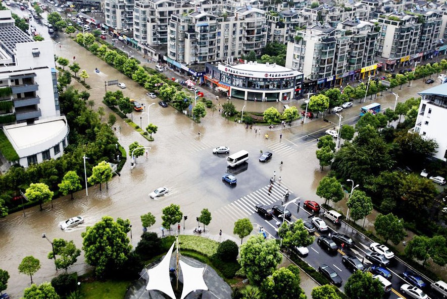 杭州遭暴雨突襲 多地因排水不暢成汪洋