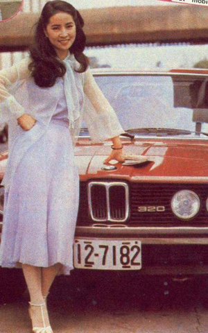 1982年林凤娇退出了影坛,嫁给了功夫巨星成龙之后就相夫教子.