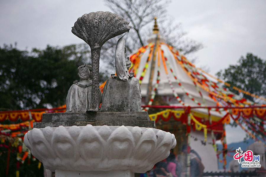 國王王后像拜在寺廟前