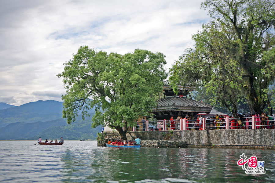 瓦拉喜金廟（varahi mandir）就在湖心小島上