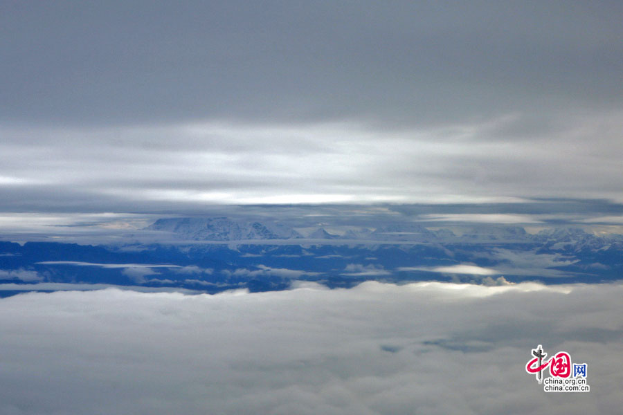 喜马拉雅群山更多在云端以下
