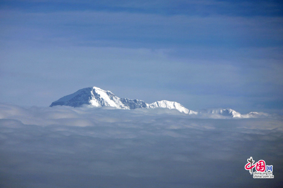 雲上的山尖均為8000米高峰