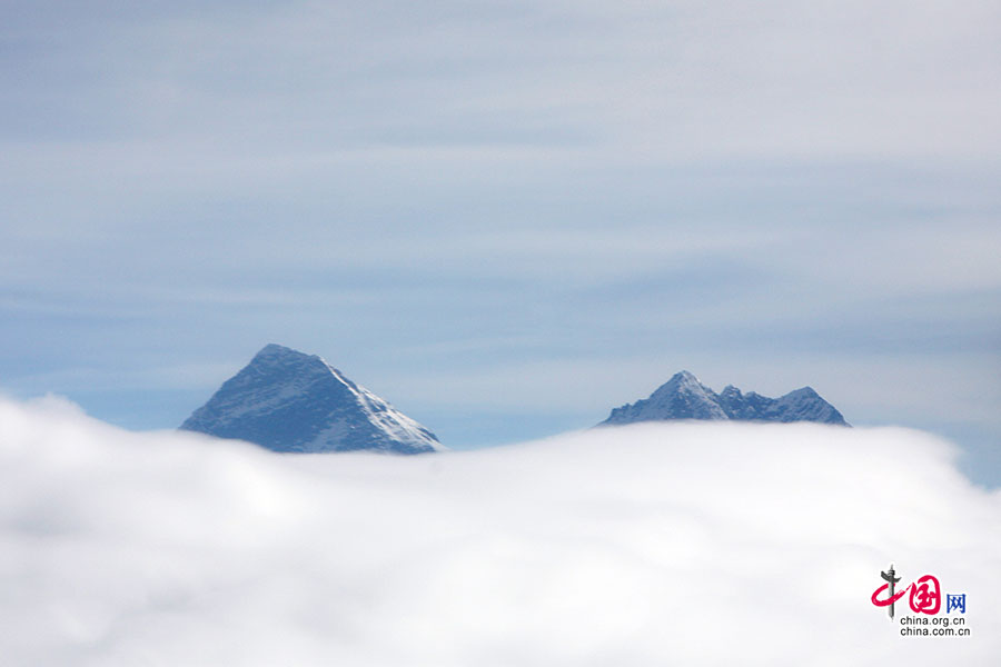 云上的山尖均为8000米高峰