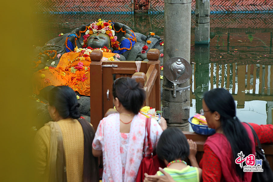毗濕奴安睡在小池塘上，巨蛇交織在一起