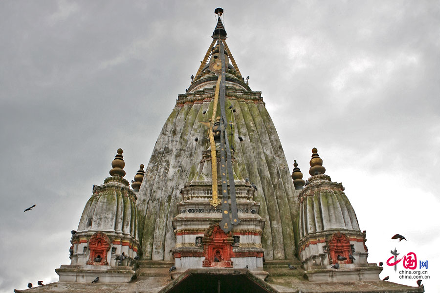 神庙中央大塔四角有四个小塔，象征四方世界
