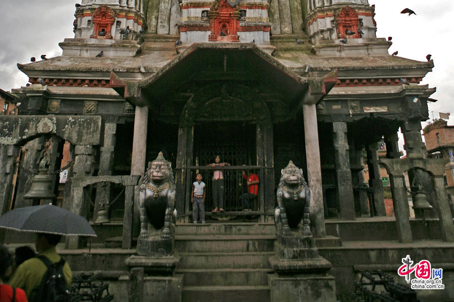 神廟正門與石獅