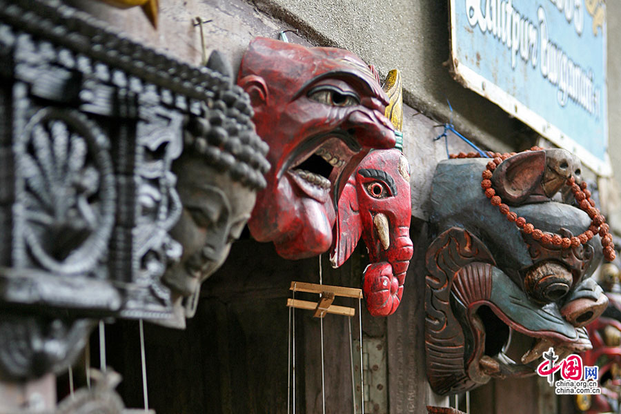 布加马提村的木雕面具
