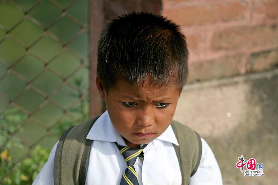 昌古村的學童劃著黑眼線
