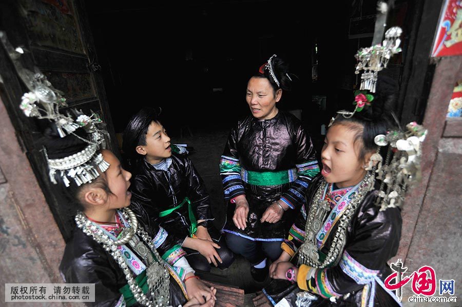 图为身穿侗衣的侗族女歌师。 中国网图片库 杨文斌摄