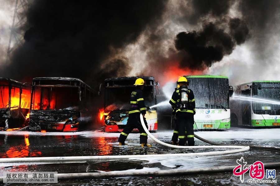 厦门一公交场站起火 致1人死亡11辆公交车烧毁