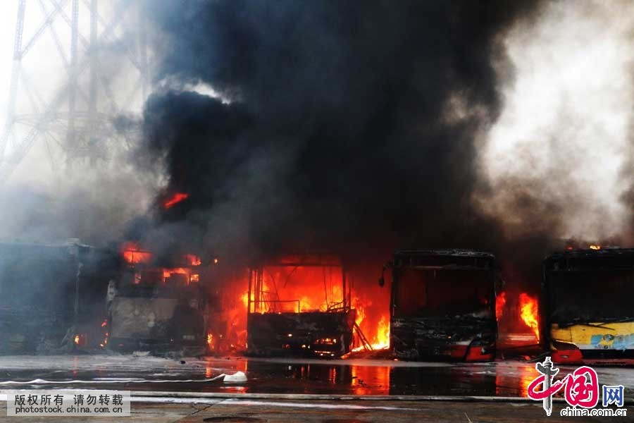 7月22日，消防人员在厦门市湖里区东渡南通道公交场站内公交车起火事故现场救援。中国网图片库 曾德猛摄
