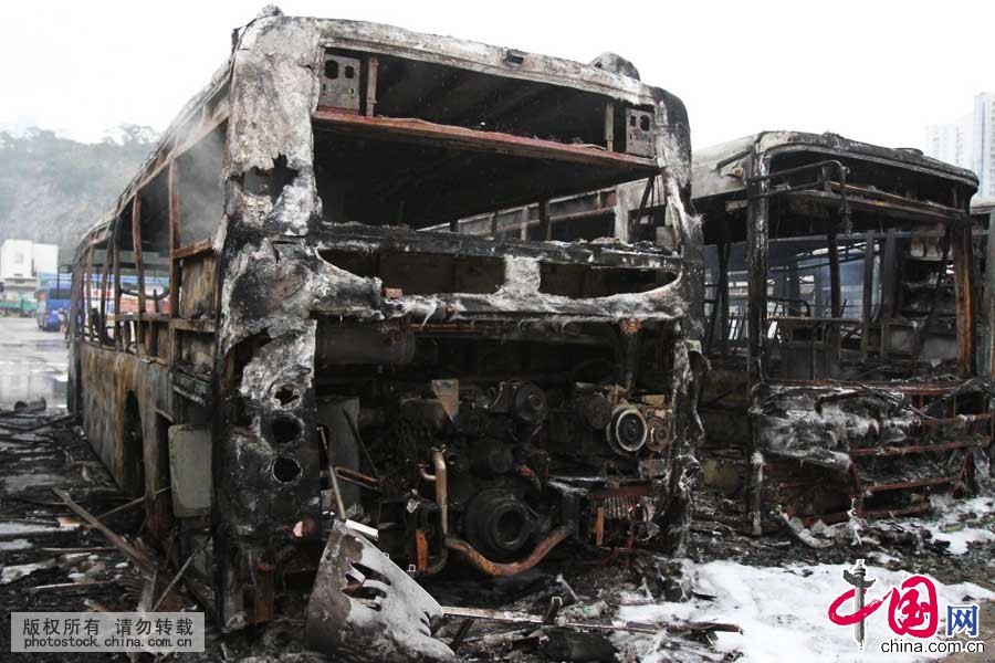 7月22日，火事故現場被燒燬的公交車。中國網圖片庫 曾德猛攝