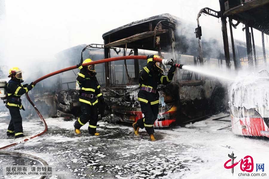  7月22日，消防人員在廈門市湖裏區東渡南通道公交場站內公交車起火事故現場救援。中國網圖片庫 曾德猛攝