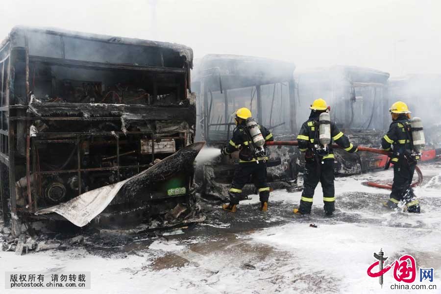  7月22日，消防人员在厦门市湖里区东渡南通道公交场站内公交车起火事故现场救援。中国网图片库 曾德猛摄
