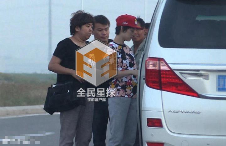 邓超河边飙戏辣妹 小花妹妹近照曝光