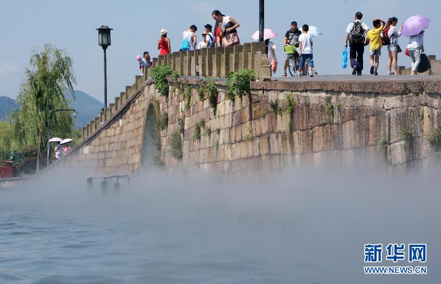 #（晚报）（1）杭州西湖断桥开启“降温”模式