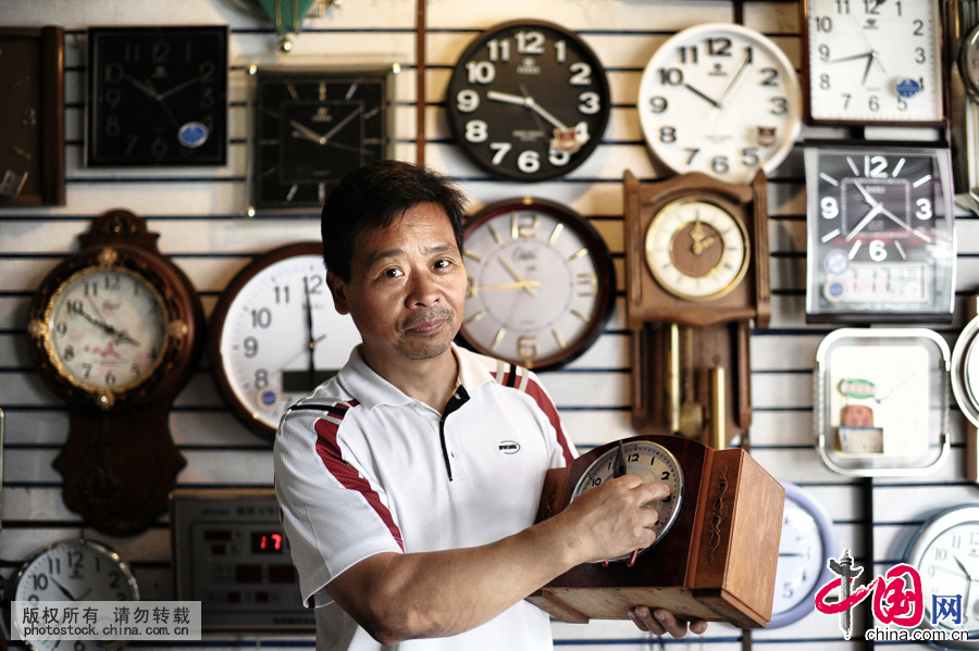 杭州市中山中路312号，有一家“无名”钟表店。5平米左右的铺子，一张老式修表台，摆放着一盏台灯和几件零散的小工具，拿起手表，戴上放大镜，59岁的老杭州人王国达一坐下来便的一天。中国网图片库 王川摄