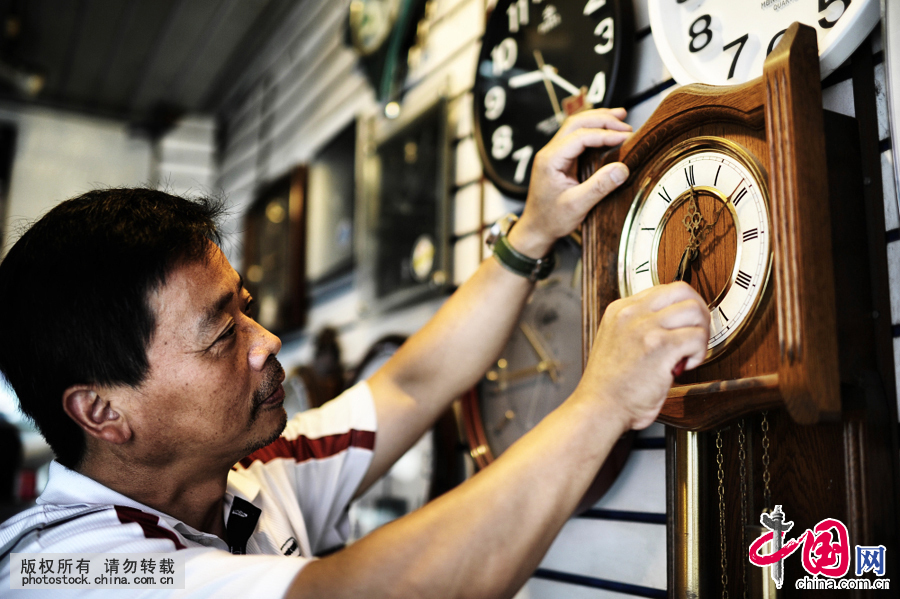 王国达的店里，偶尔也能碰上几件古董。现在店里最古老的，是一口50年代的德国赫姆勒挂钟和一块50年代的欧米茄海马机械表。“德国的赫姆勒，几年都碰不到一个。”王国达说。中国网图片库 王川摄