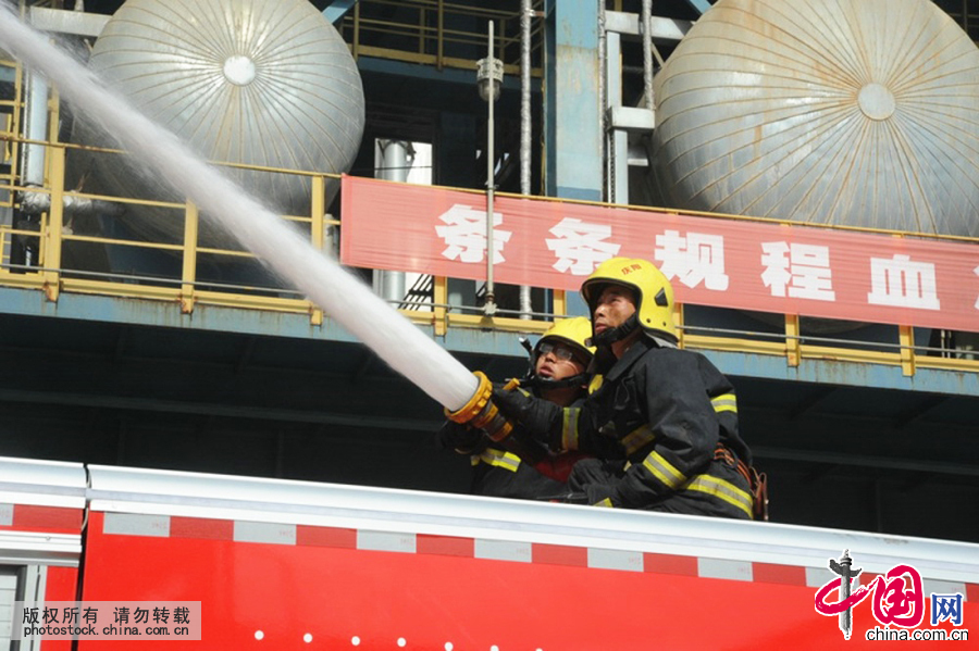中石油庆阳石化公司装置泄漏起火 3死4伤[组图