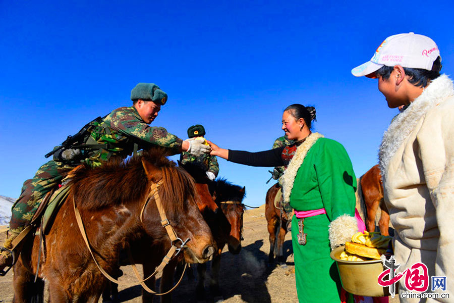 巡逻途中，藏民们都会给哨兵送上一杯热腾腾的奶茶。 