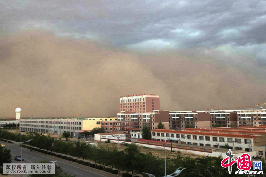 7月28日下午，沙塵暴到達蘇尼特右旗額仁淖爾蘇木城區。中國網圖片庫 格日勒朝克圖攝