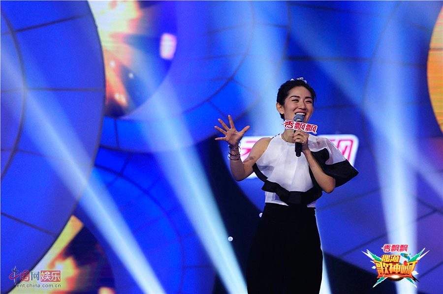 谢娜主持《偶滴歌神啊》演唱跳扛大梁 折服林