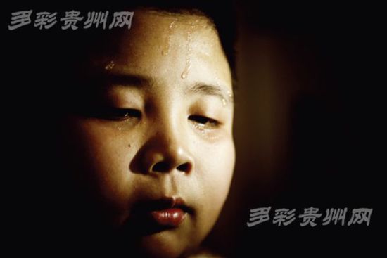 12岁男孩照顾重病妈妈 自学《本草纲目》配药