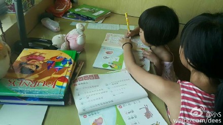 小S女儿教妹妹学写字 直呼温馨到要哭了(图)