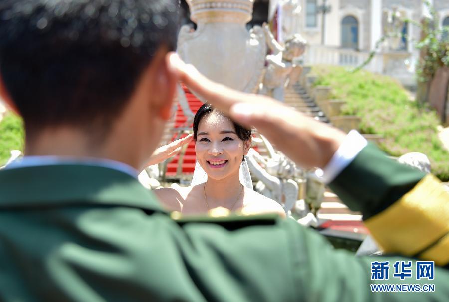 （社会）（5）广东：驻粤部队88对新人举行集体婚礼 喜庆建军88周年