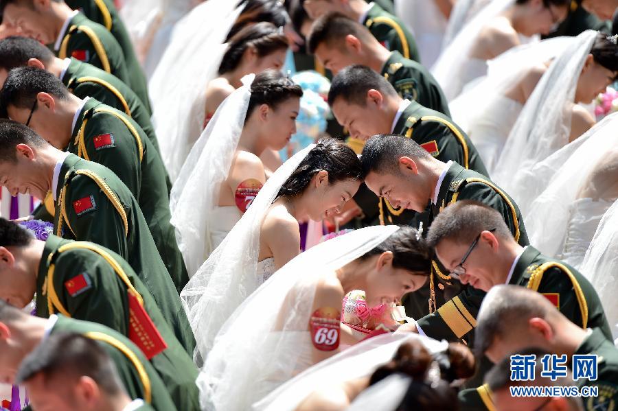 （社会）（2）广东：驻粤部队88对新人举行集体婚礼 喜庆建军88周年