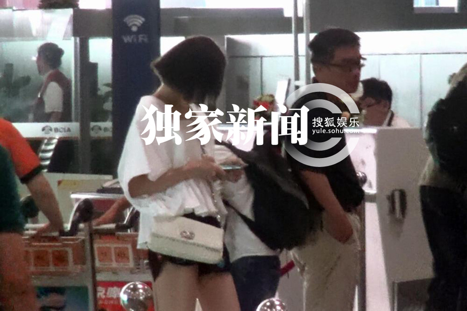 古力娜扎低调离京 热裤秀美腿机场内频发微信