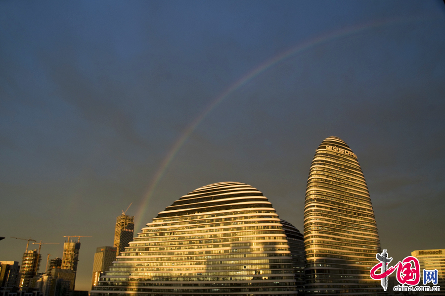 2015年8月3日，北京市朝陽區望京SOHO上空現彩虹景觀。 中國網圖片庫 張健攝影
