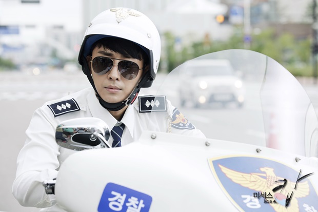 《mrs.cop》曝孙浩俊剧照 警服十足威风霸气(图)