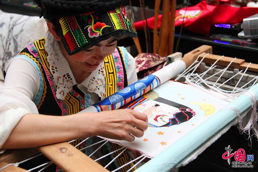 如今，杨华珍作为“国家非物质文化遗产藏羌织绣”的传承人，几年来，已累计培训出1000多名“绣娘”。中国网 但唐文 摄 