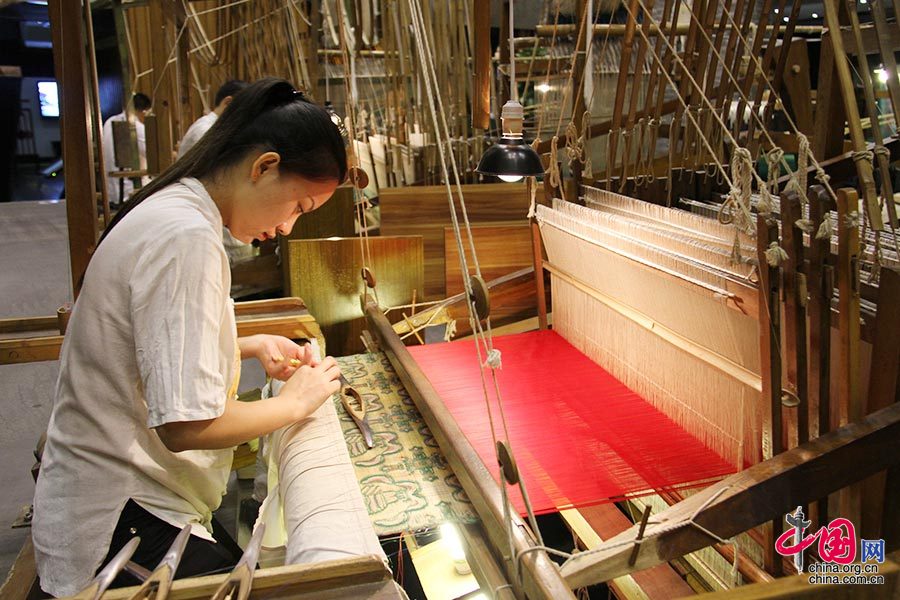 博物馆里，工匠正在织机前操作。中国网 但唐文 摄