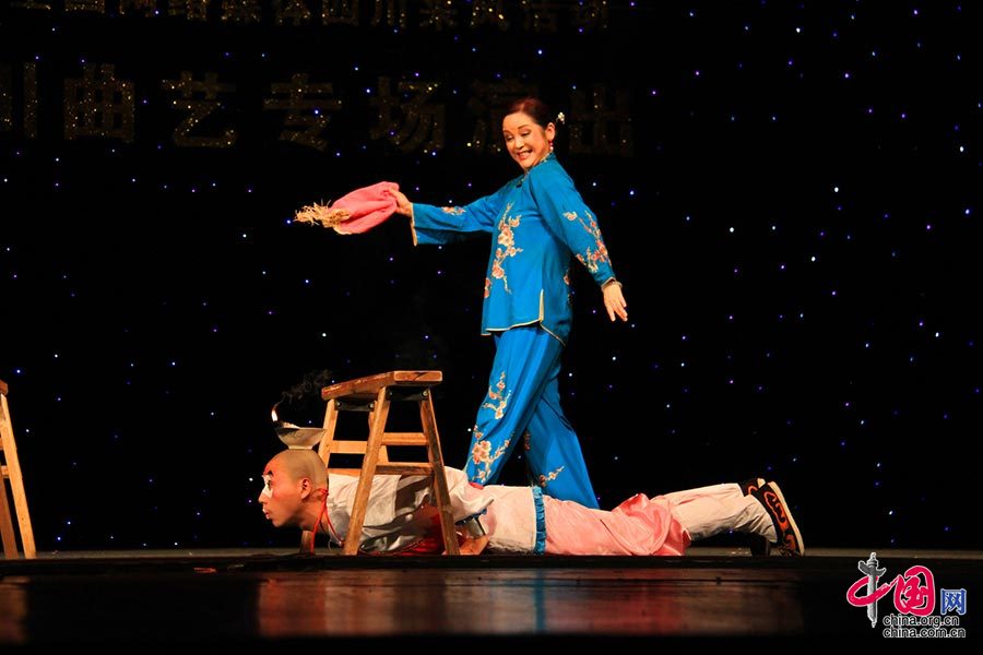 圖為川劇中久負盛名的獨門絕活《滾燈》。中國網 但唐文 攝