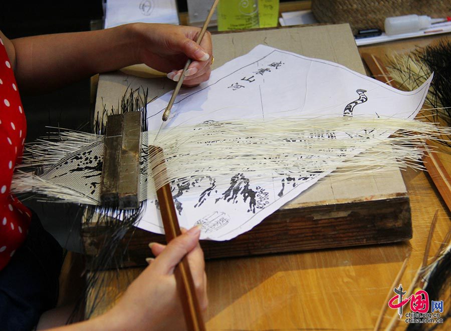 上个世纪七八十年代，刘嘉峰首创了竹编字画和提花编织法，由此创立了刘氏竹编，成为我国竹编工艺的一大创举。中国网 但唐文 摄
