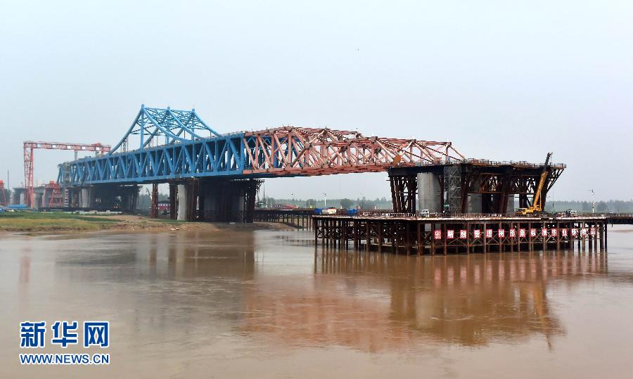 （經濟）（3）石濟黃河大橋萬噸級橋梁被“推”上主橋墩