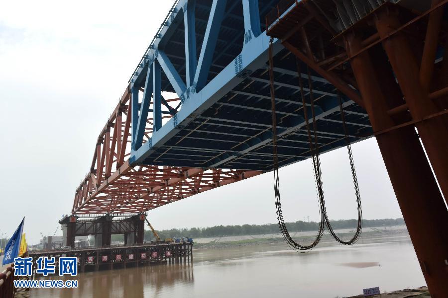 （經濟）（2）石濟黃河大橋萬噸級橋梁被“推”上主橋墩