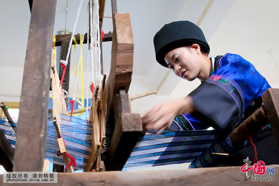 村民家里一般都有一套纺纱的机器,从女孩子到年迈八旬的老人都能织出各种各样的布匹，村民们用自己种的棉花纺线织布。中国网图片库 张晖 摄