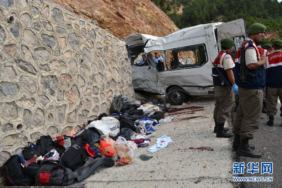 8月8日,警方在土耳其西部巴勒克埃西尔省的交通事故现场进行处置
