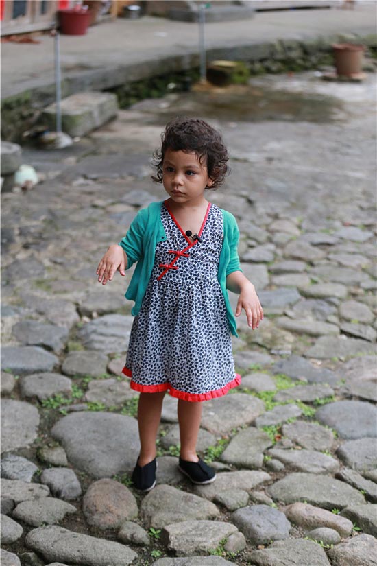 懂礼仪接地气!盘点本土化混血儿诺一的中国元素