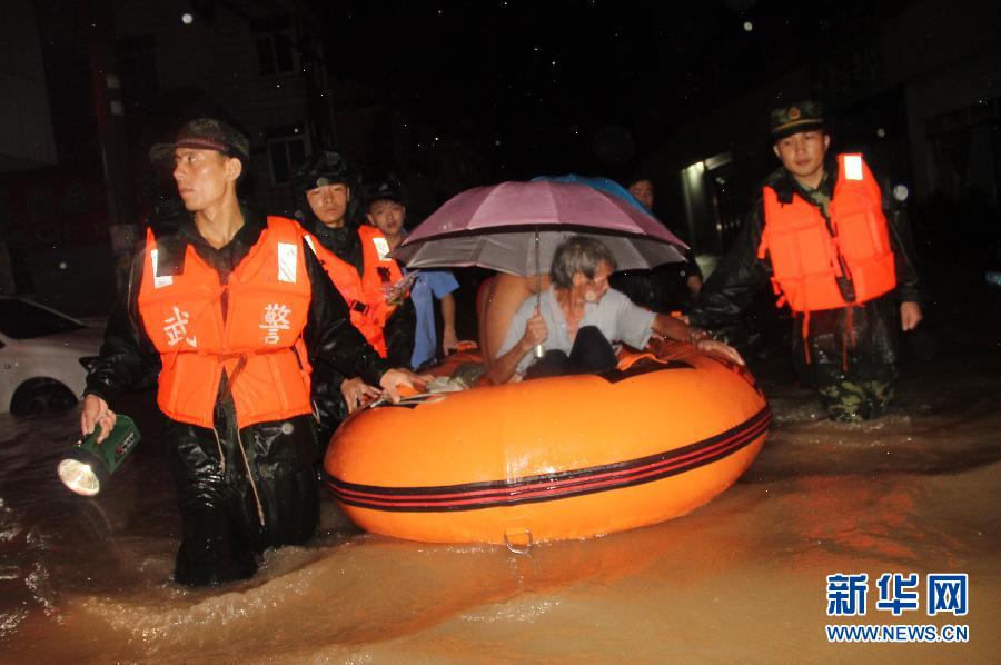 #（關注颱風“蘇迪羅”）（1）“蘇迪羅”浙江台州致內澇 官兵深夜轉移受困群眾