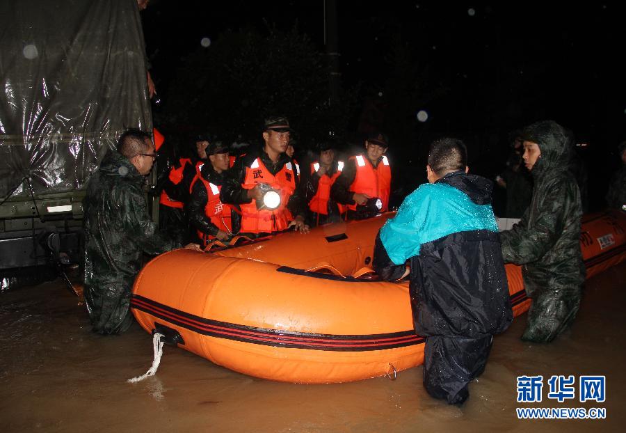#（關注颱風“蘇迪羅”）（2）“蘇迪羅”浙江台州致內澇 官兵深夜轉移受困群眾