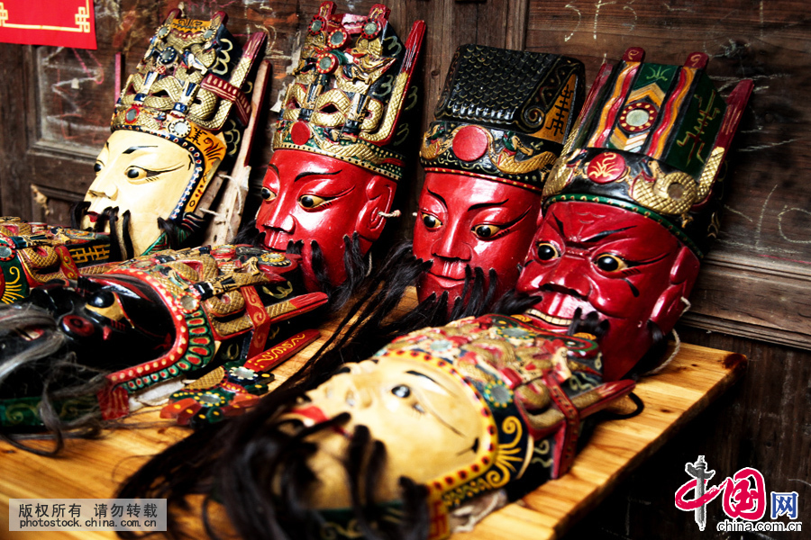  面具在古代先民的社会生活中有着非常重要的功能作用。屯堡地戏的面具用丁香木或白杨木精雕细刻而成，做工讲究，神态生动。