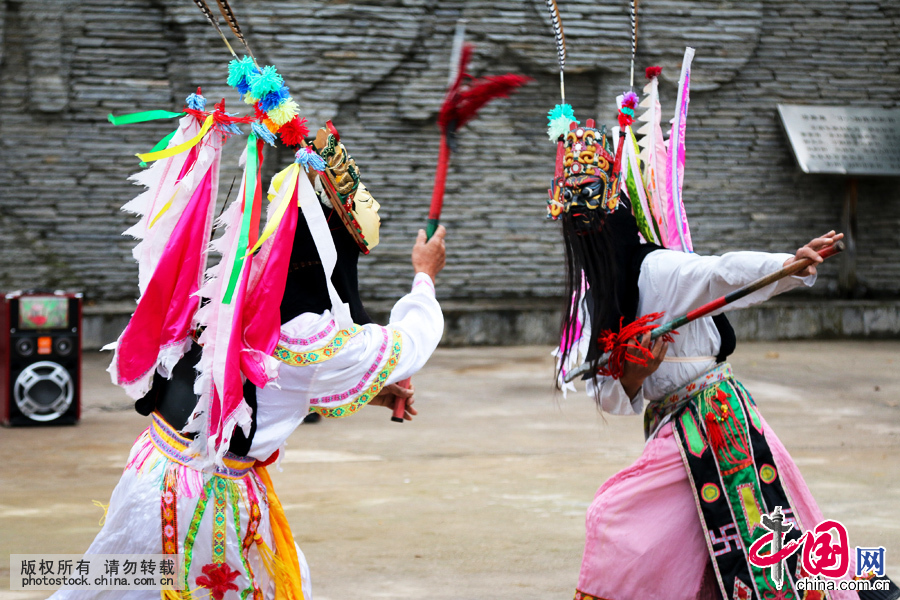  地戏的舞蹈主要是武打动作，同京剧等戏曲一样是程式化的，但又与这些戏曲不同，地戏班子称之为“套路”，有几十种之多。